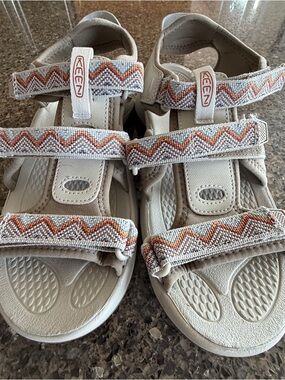 As new Keen Sandals Size 10